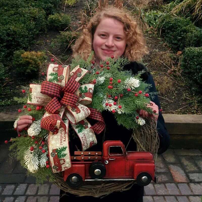 Christmas Door Wreath - Elegant Holiday Flower Ring for Festive Decor 3